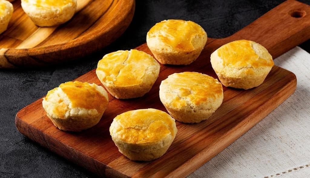 EMPADINHA FRANGO C/REQUEIJÃO