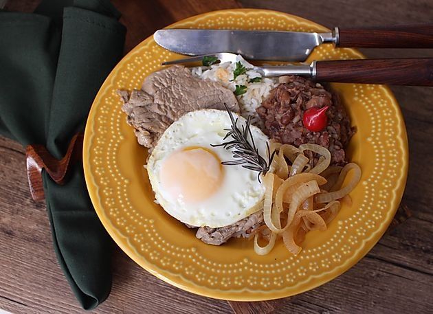 Bife acebolado com ovo